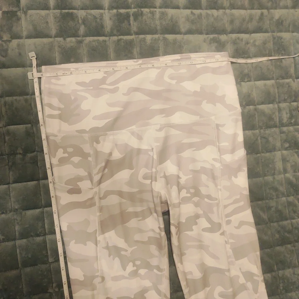 Like New! Athletic Leggings Grey/White Camo Size Large - Picture 9 of 16